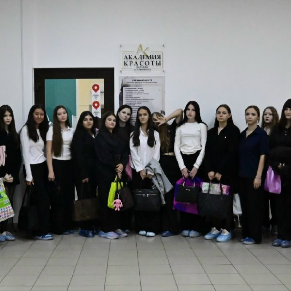 Студенты-визажисты на экскурсии в «Академии красоты»: от теории к практике!